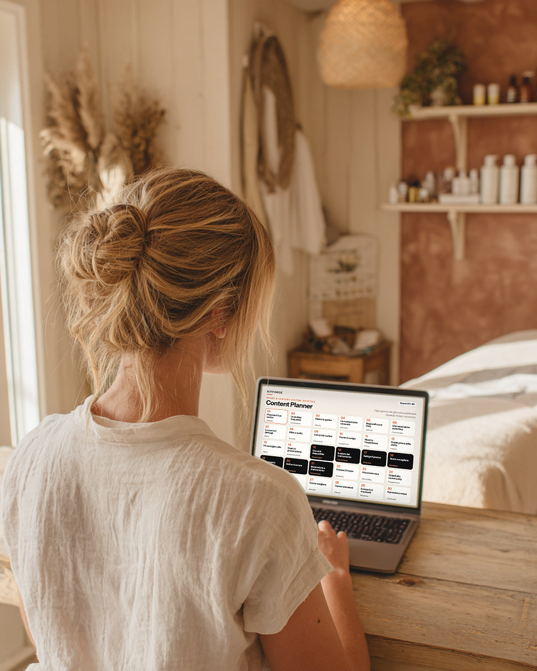 Estetista che controlla il planner dei contenuti sul computer